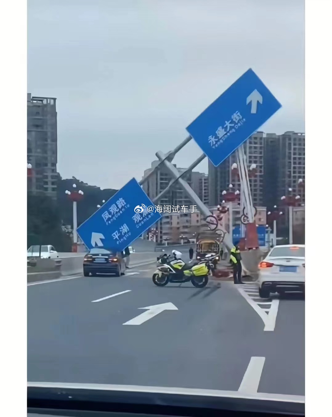 这种事故~~~保险公司赔吗？？？这不该路牌制作方，安装方，权属方赔吗？？？海阔试