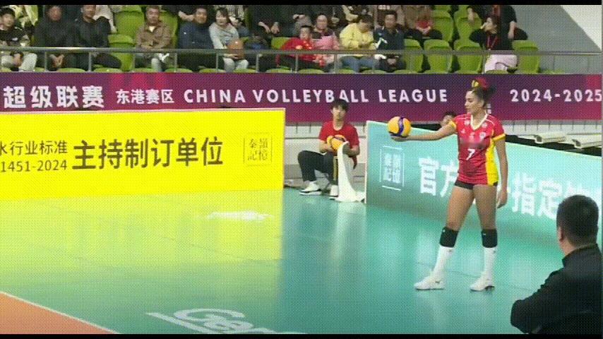#中国女排2024-2025超级联赛# 
巴西纳拉女士发球卡晕对面