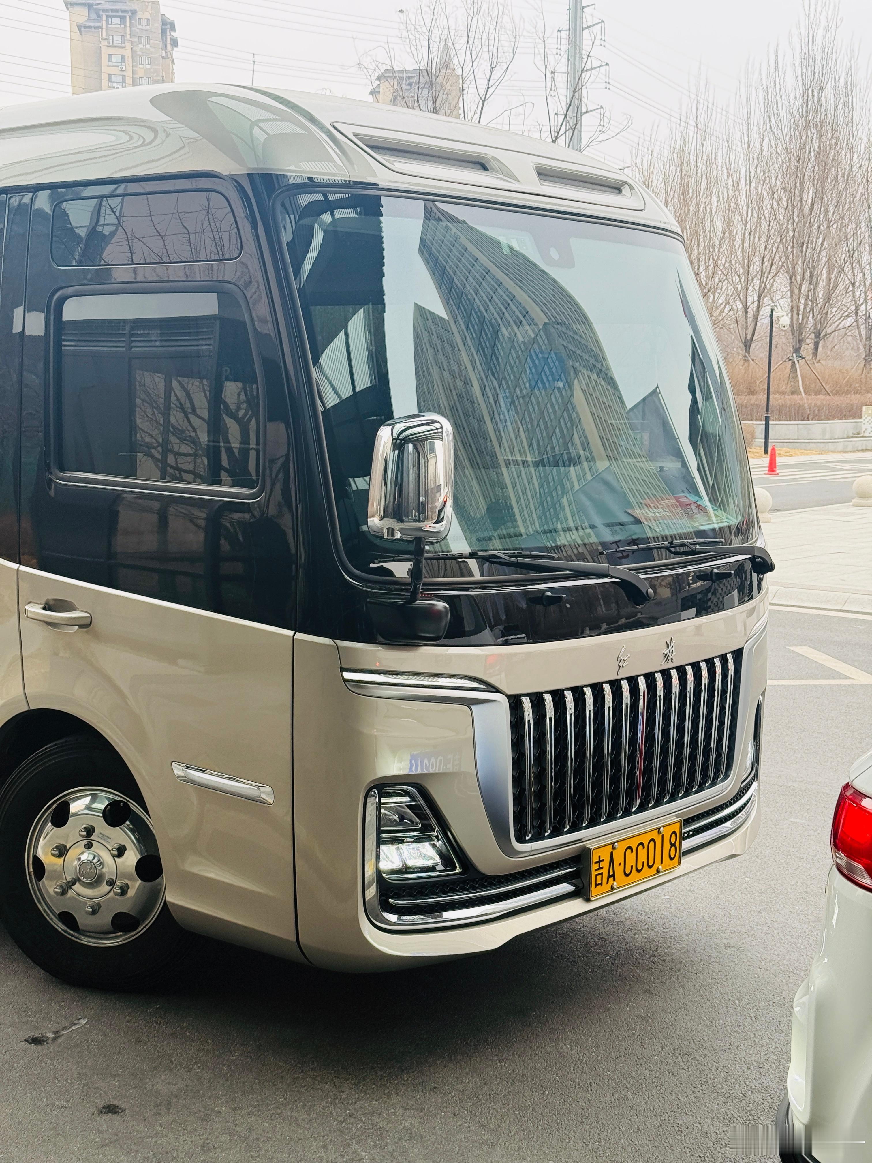 落地长春，赶巧了自己一个人坐了国悦。设计的是真好看。里面装潢也豪华，冰箱彩电大沙