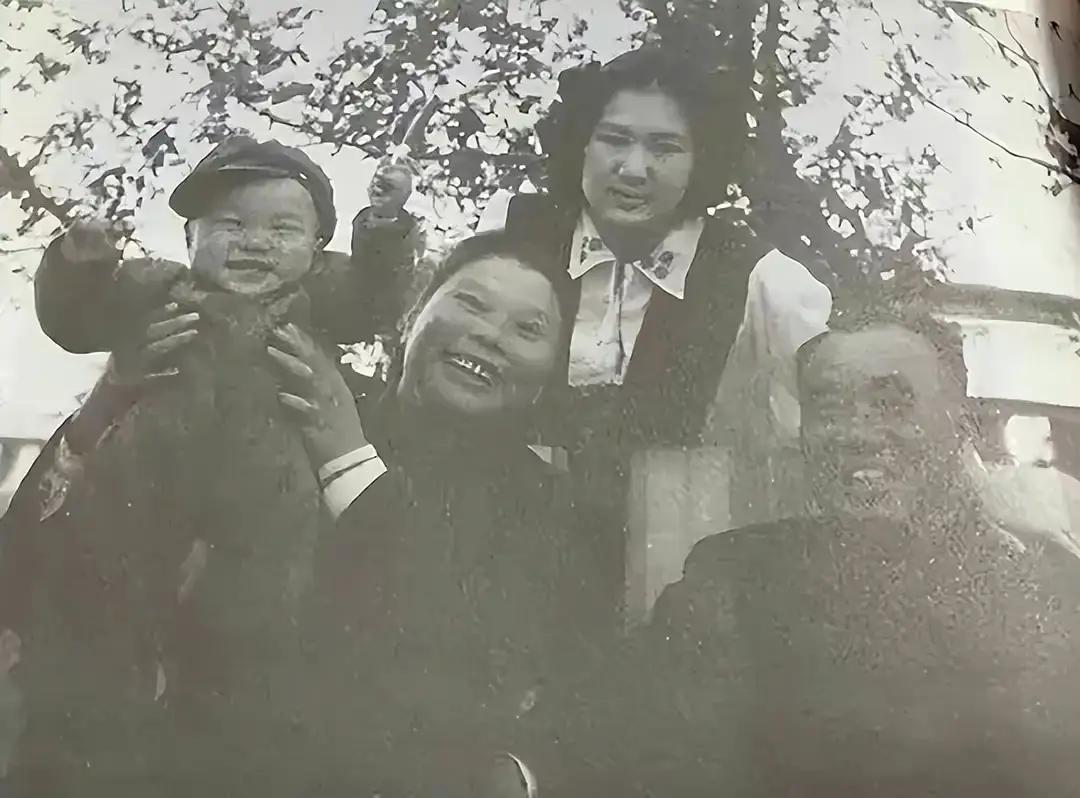 1943年，一17岁女孩被抓进纳粹集中营，纳粹士兵在她的口袋里，发现一支带有“朱