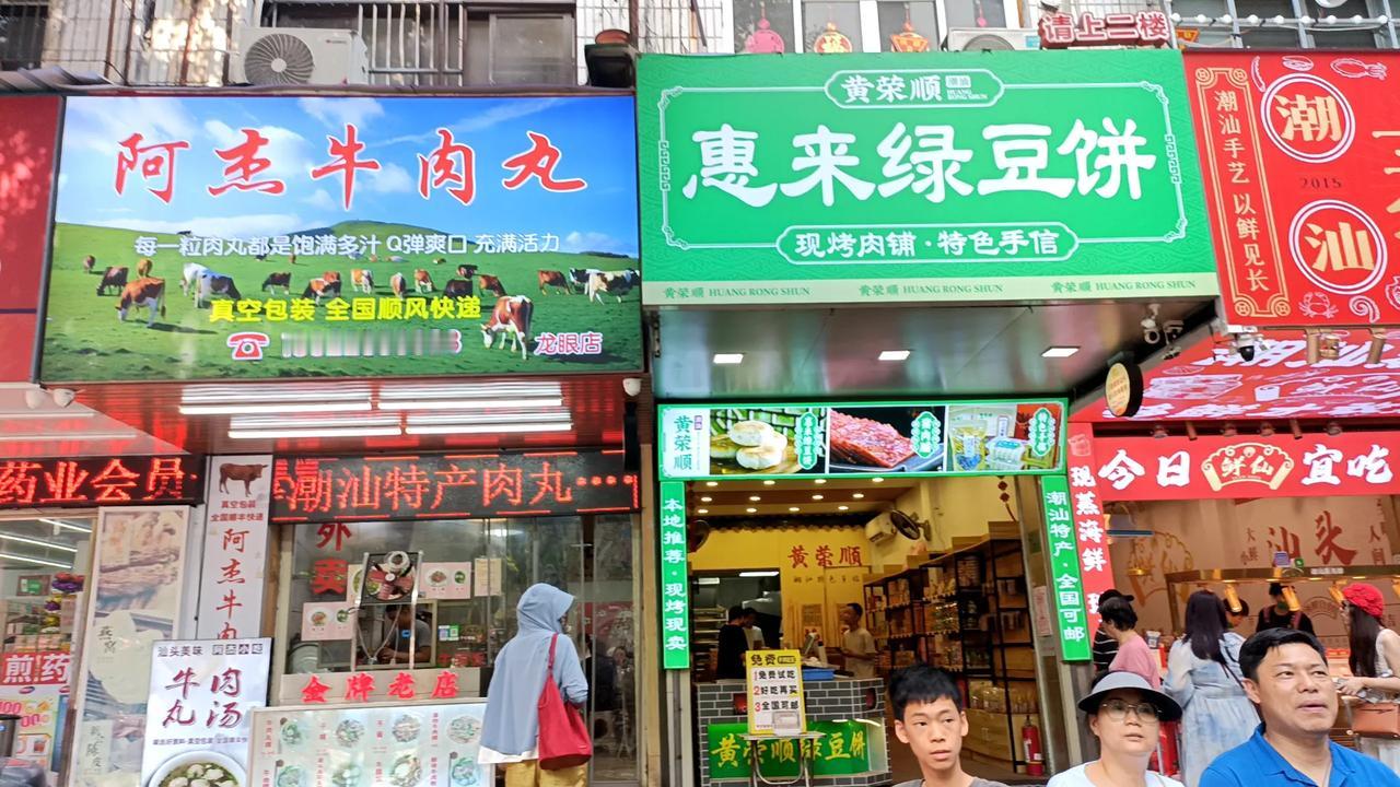 下午还是来网红街感受一下。
今天烈日当空，一圈下来，给了很多。
人流量如何？看图