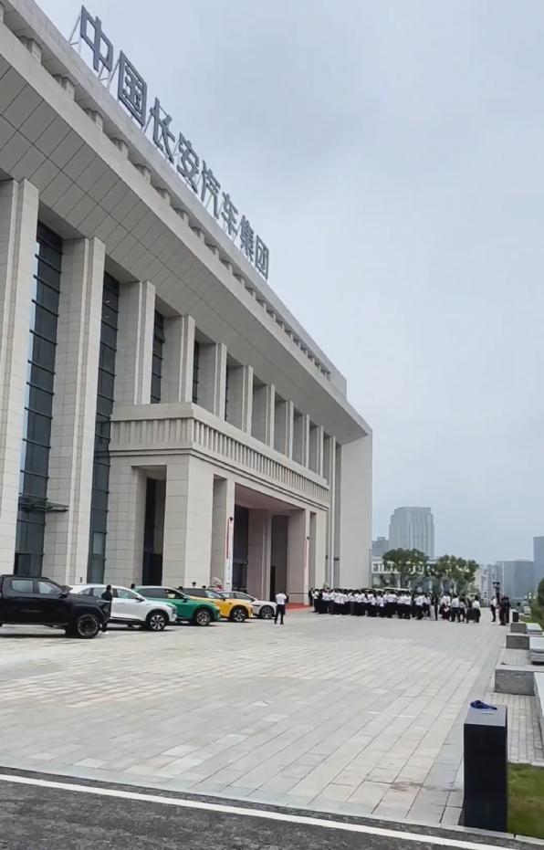 9月28日，中国长安汽车集团总部办公场地揭牌，重庆第一家一级央企。
