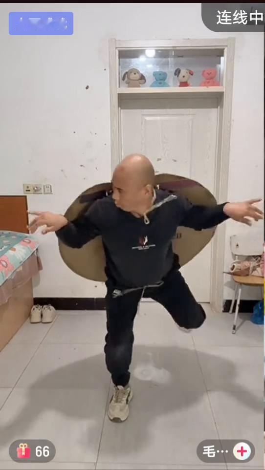 大哥威武。
再看一遍，没看够。
你的脸上再画我是更像了。
你把你的脑袋脸上画都画