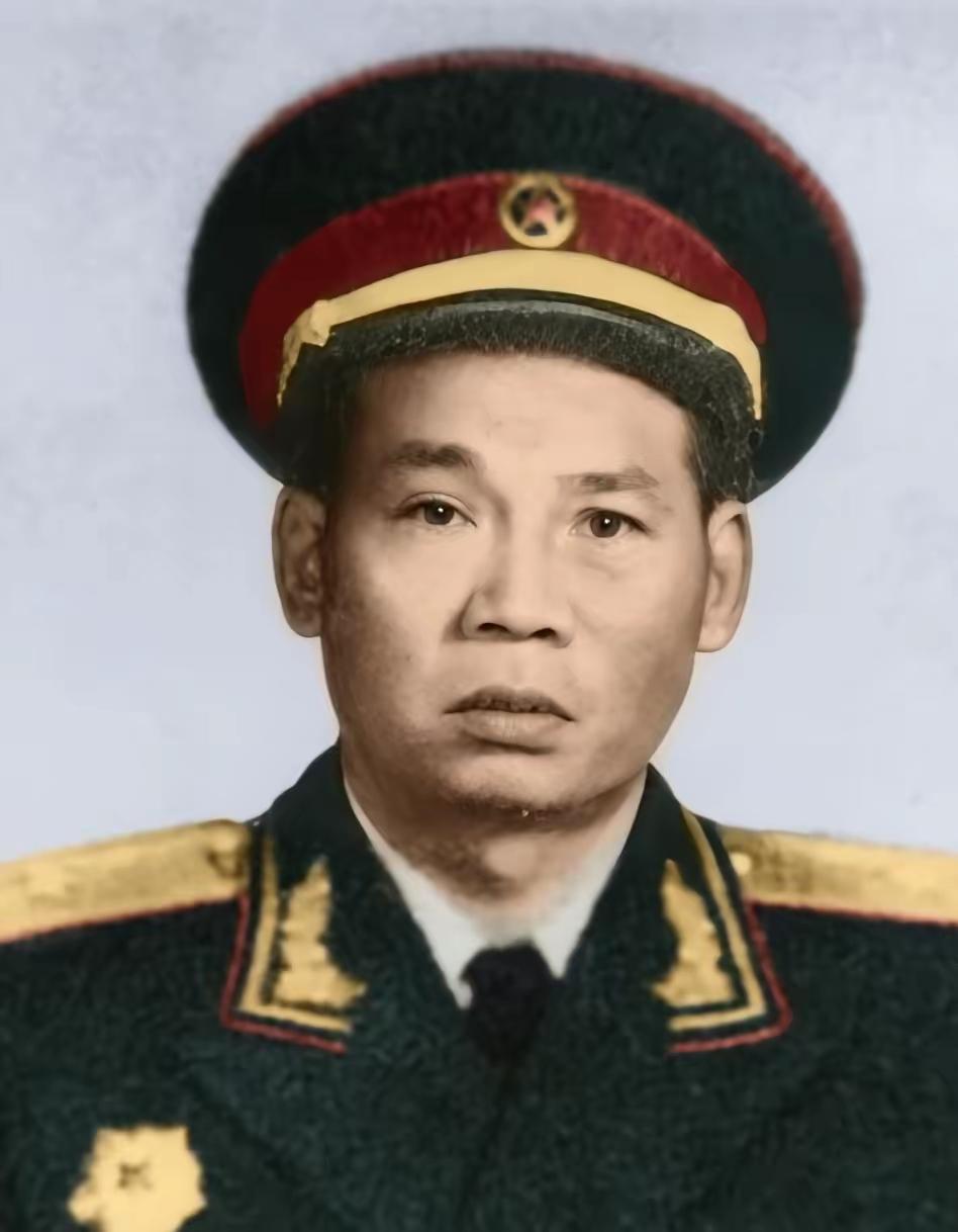 1937年，红军战士意外被马家军抓住。马家军要活埋他时，一老汉突然出面：给我个面