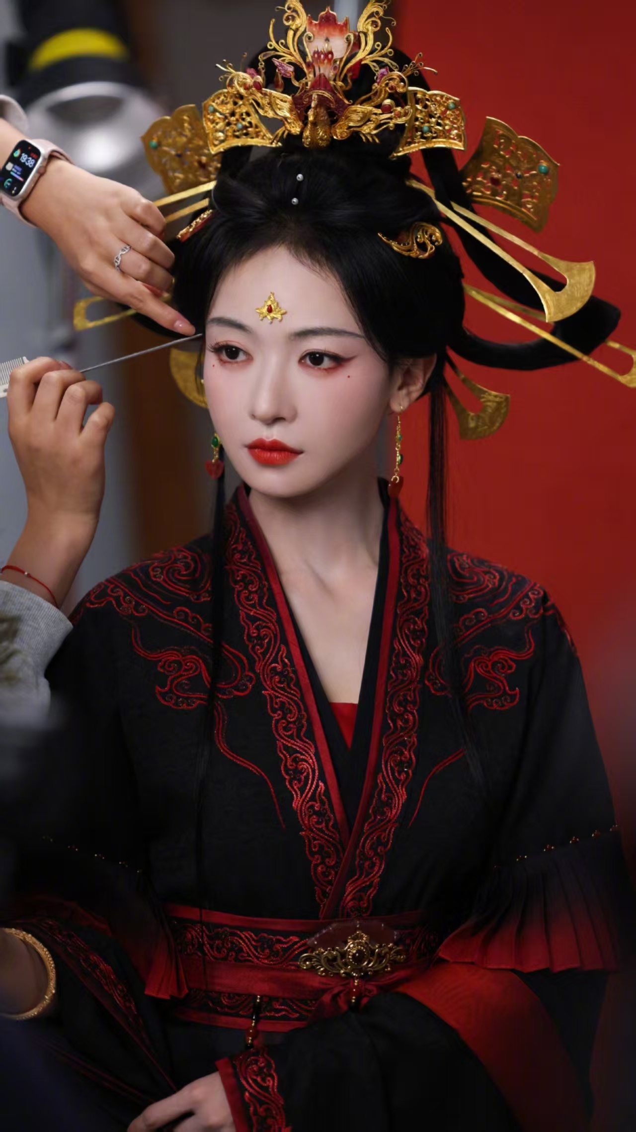 吴谨言复仇女王携女帝归来吴谨言新剧凤无栖开机，复仇女王气场与女帝气质双在线，彻底