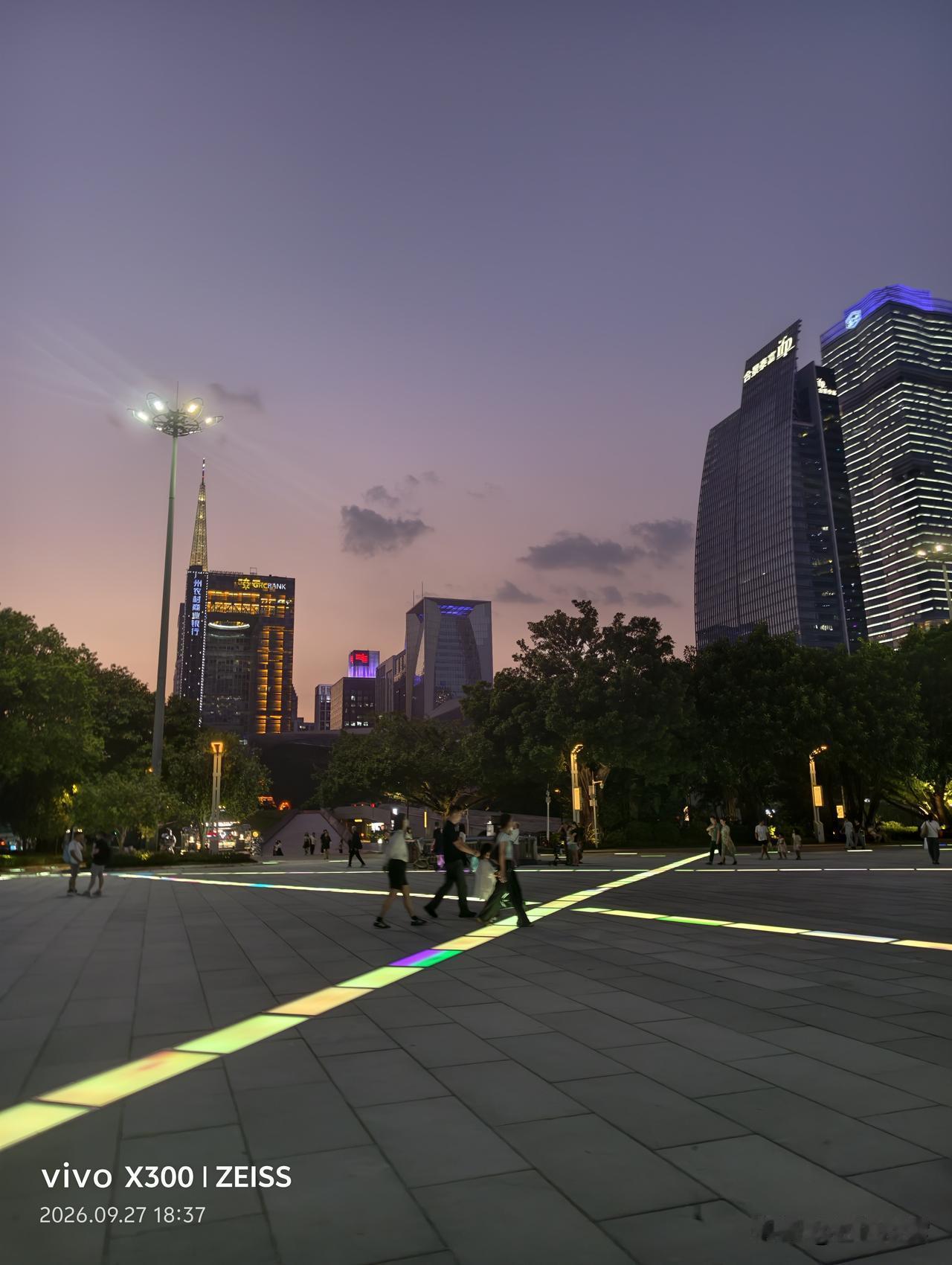 2026广州天河花城汇广场中秋节假期的最后一晚，人潮比前两天散了不少，但余温还裹