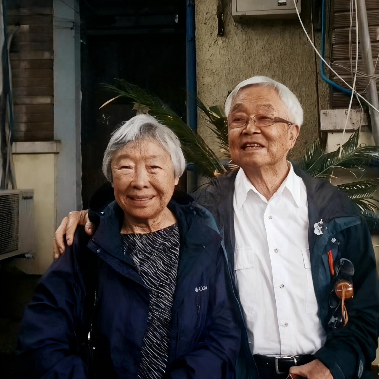 2018年，邱清泉的儿子邱国鼎， 看望黄维的女儿黄慧南，一张罕见的留影，照片中的