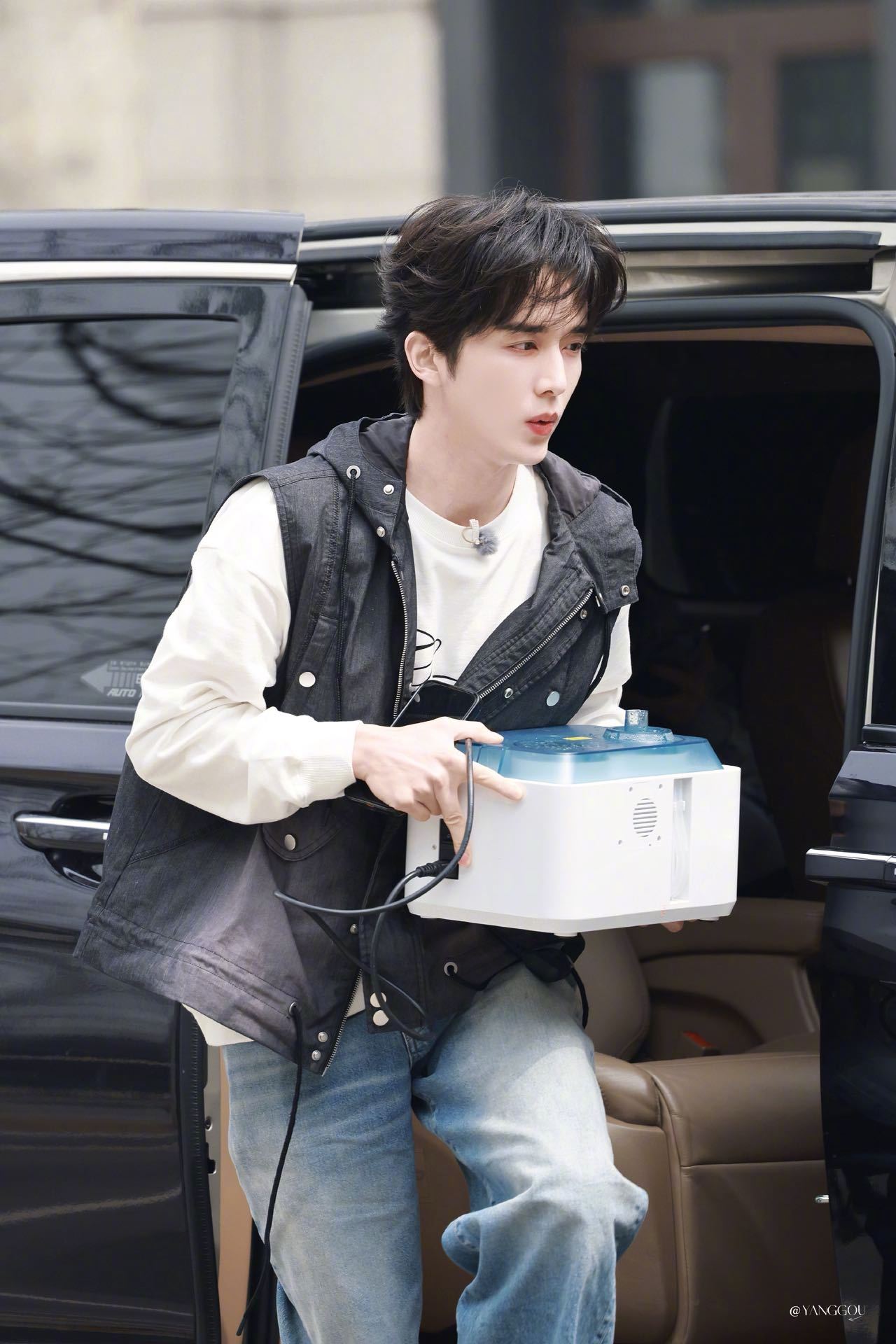 张新成钟辰乐同穿一件卫衣 这卫衣是被施了“缩骨术”吗？居然能塞下两个人！张新成忙