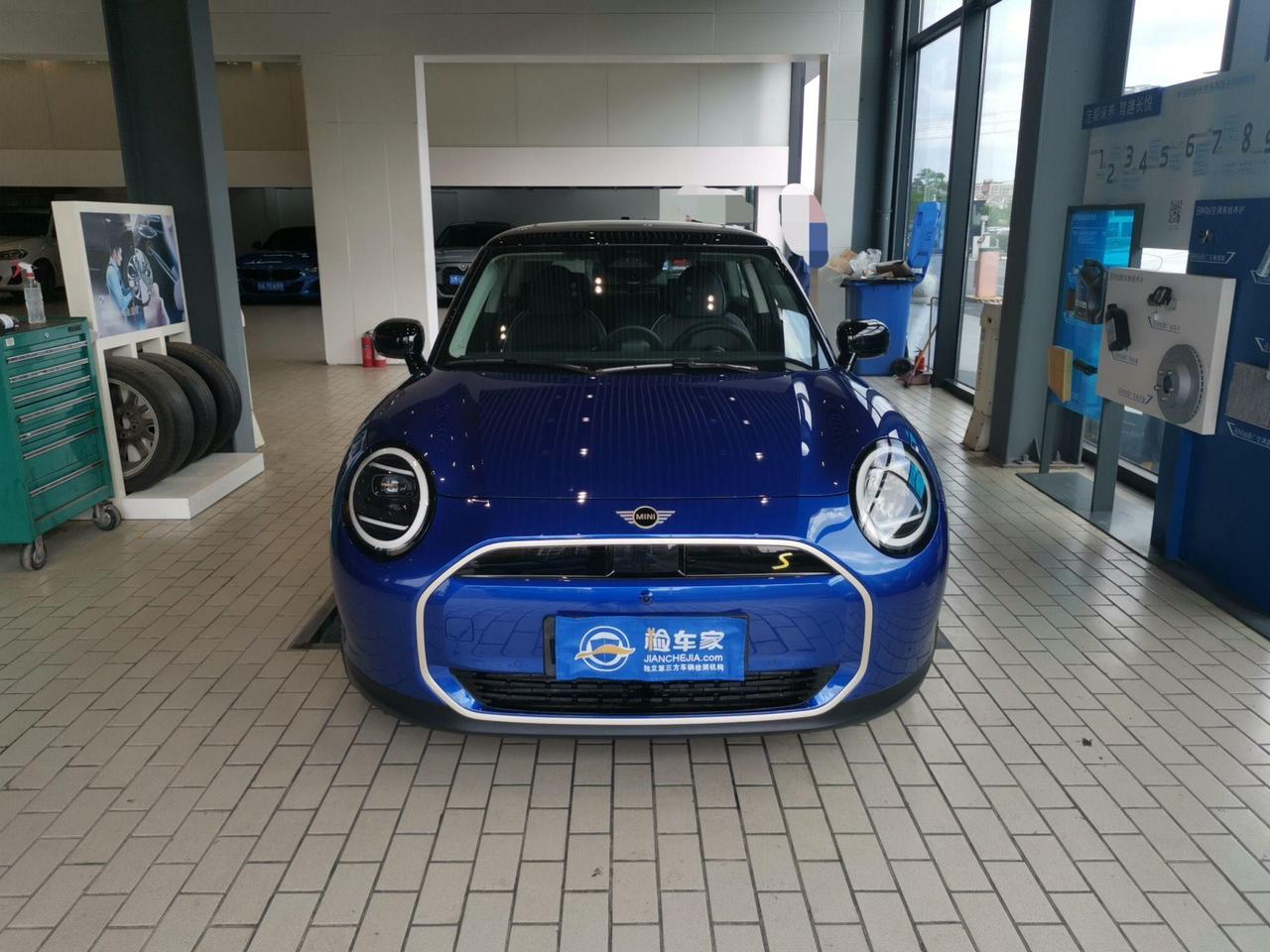 新车才15万，开两年卖14万，电动MINI凭什么？
前两天验了一台电动MINI 