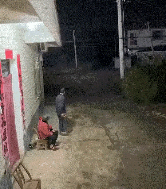看哭了！父母得知儿子儿媳中秋回老家过节，兴奋地一夜没睡着，一大早就在院子里等。可