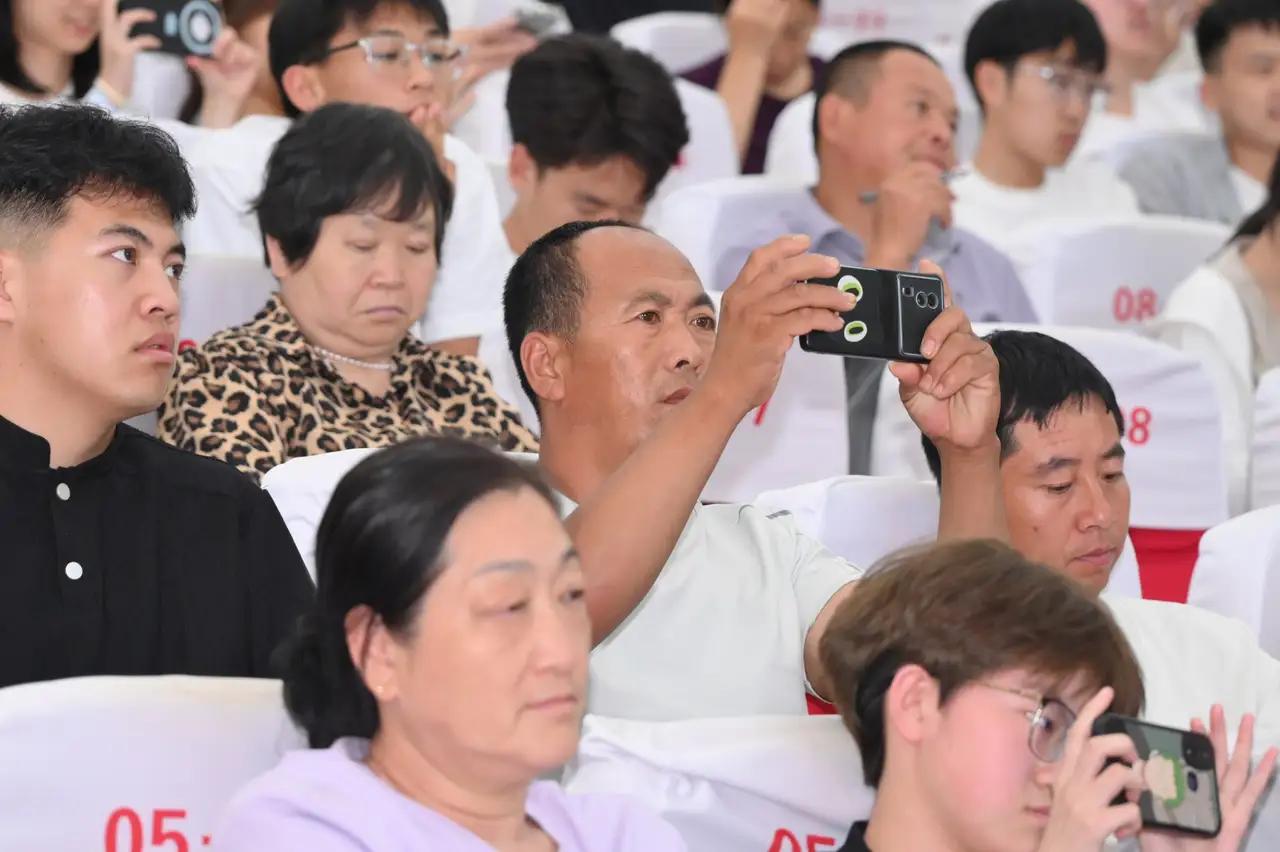 “虽然我是老师，但面对自己孩子填志愿的时候，依旧问题不断”，青龙县金老师的一番话