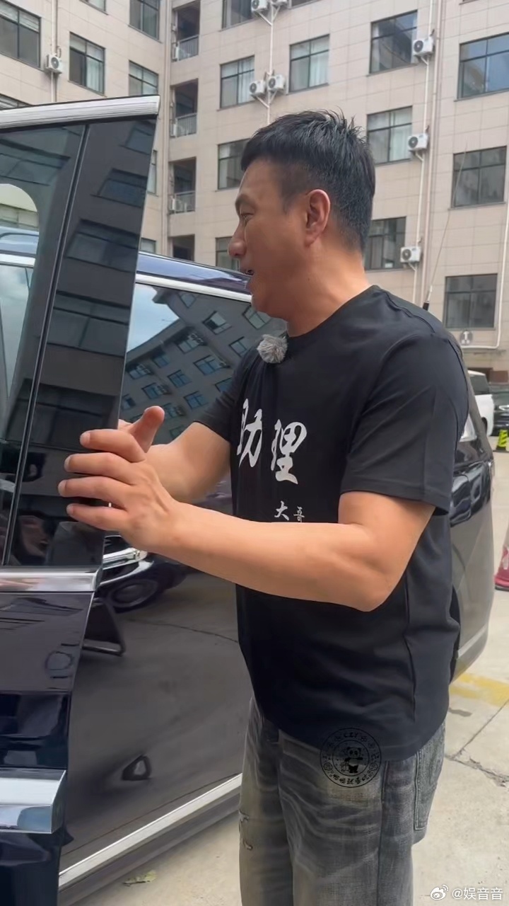 胡军让陈哲远粉丝先去吃饭 谁说老辈艺人不懂年轻人？胡军大哥这一句“先去吃饭”，直