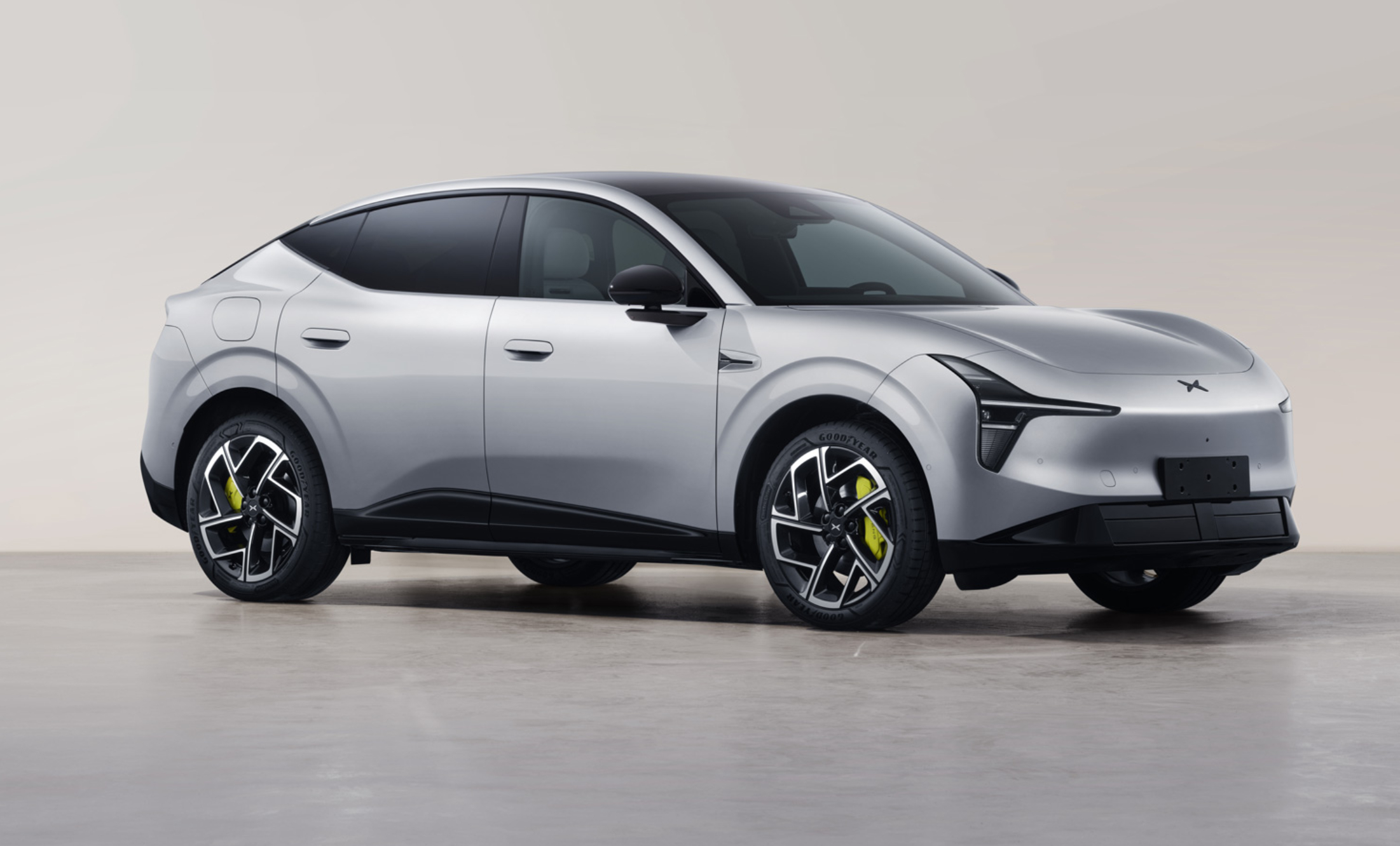 小鹏 MONA L03 上工信部了。还是聚焦年轻人的一款车型，整体都挺运动的，特