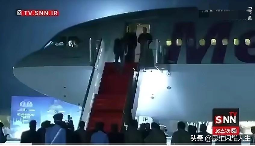 真没想到这次伊朗谈判代表团乘机抵达巴基斯坦后，巴方现场的接机人员这配置实在是太高