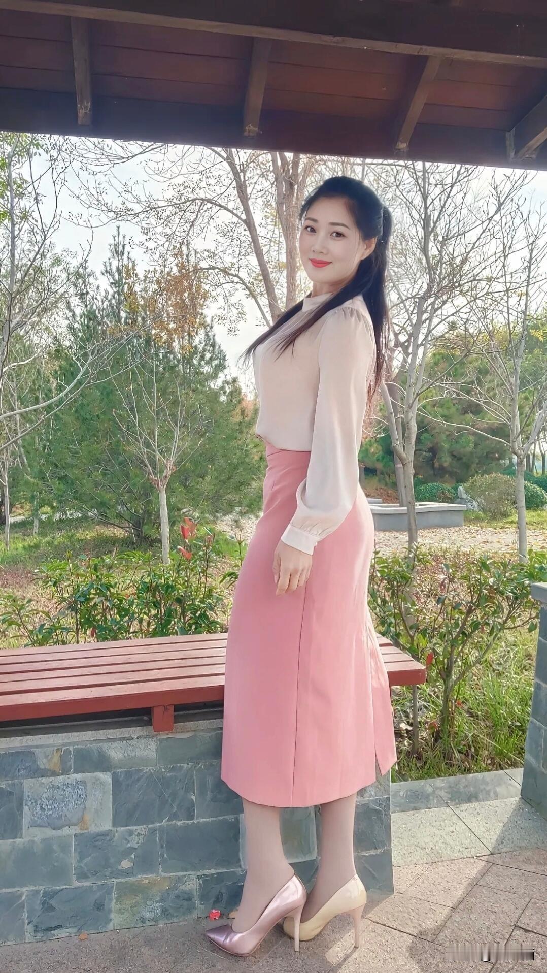 秋日公园，是邂逅温柔的绝佳之地。换上那件裸粉色针织裙，漫步其间，仿佛连时光都放慢