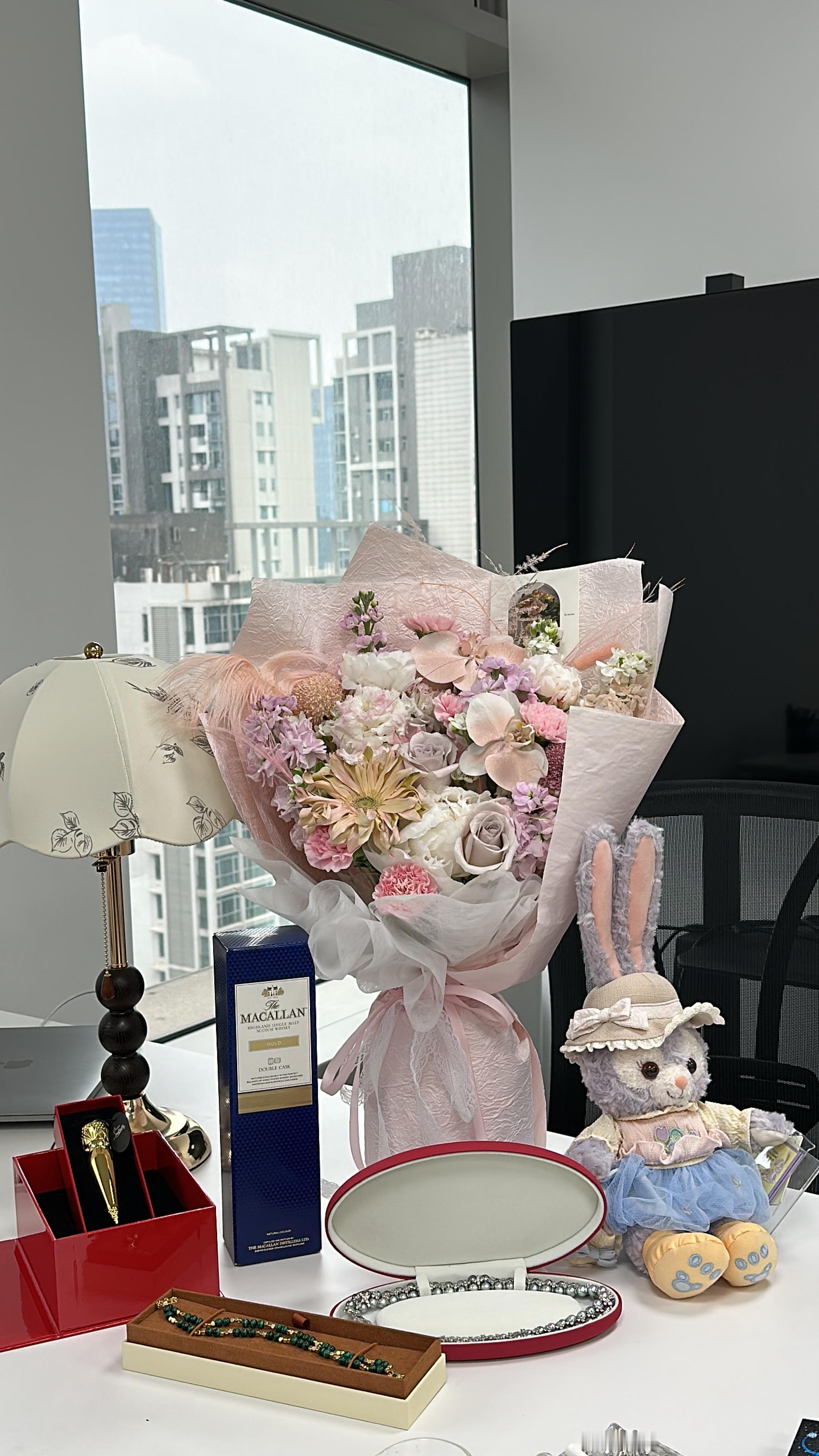 放假前一天，老板出差回来，给她过了个生日她给我们买了手串，喜欢，已经在我手上了解