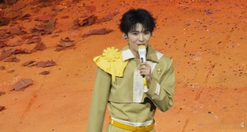 赵小童直播 家人们快看！赵小童直播时的穿搭也太有范儿啦！简约的T恤搭配牛仔裤，却