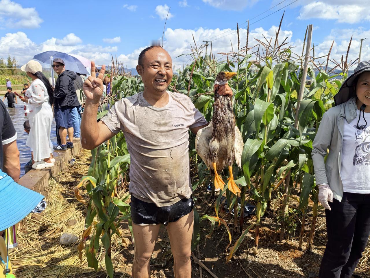 云南通海县大树社区国庆节期间举办的抓鸭大赛中大哥笑得多开心。