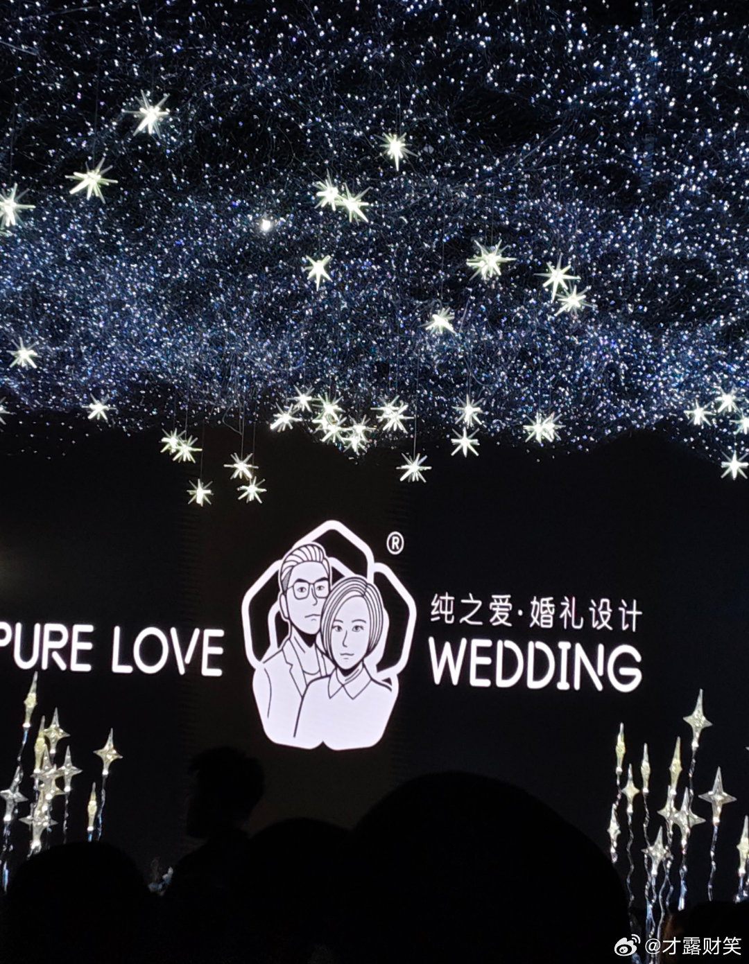 昨天赴苏州参加同学儿子的婚礼，如今的婚宴真是愈发“内卷”。席上用酒五粮液，菜品更