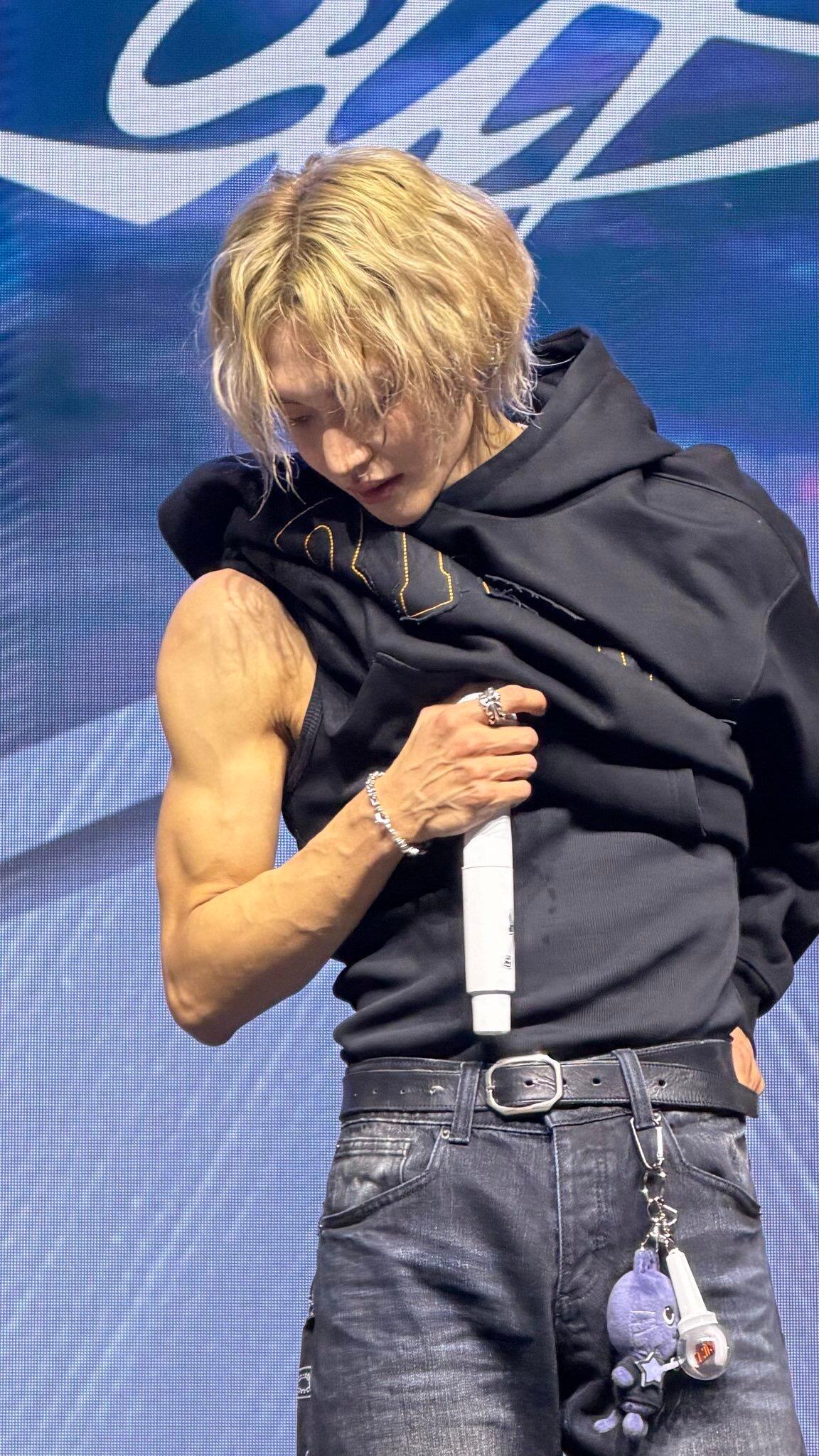 我不行了….我就这样看了一上午朴元彬肌肉线条…🤤🤤朴元彬肌肉线条 ​​​