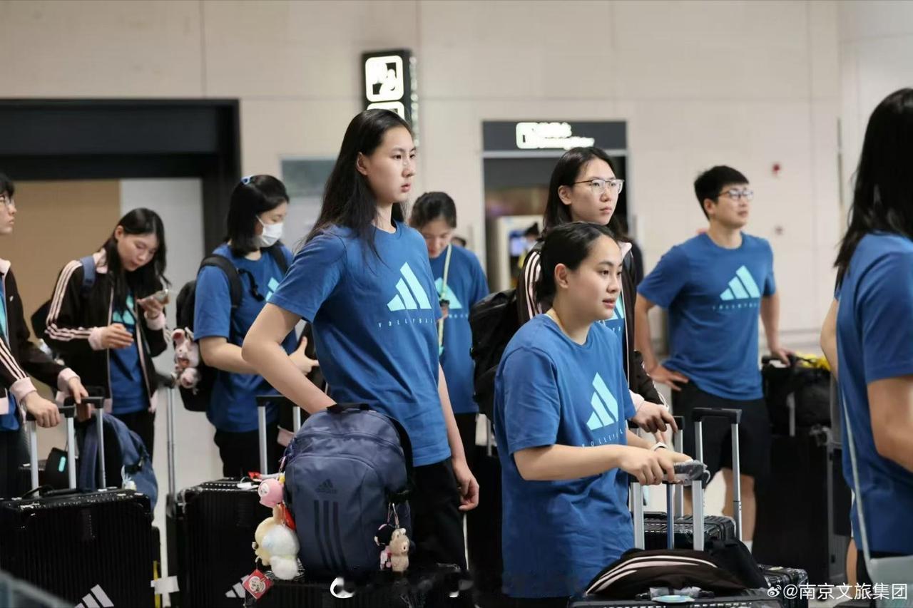 中国女排已抵达南京！

        离南京站比赛还剩4天时间，在与捷克队打完