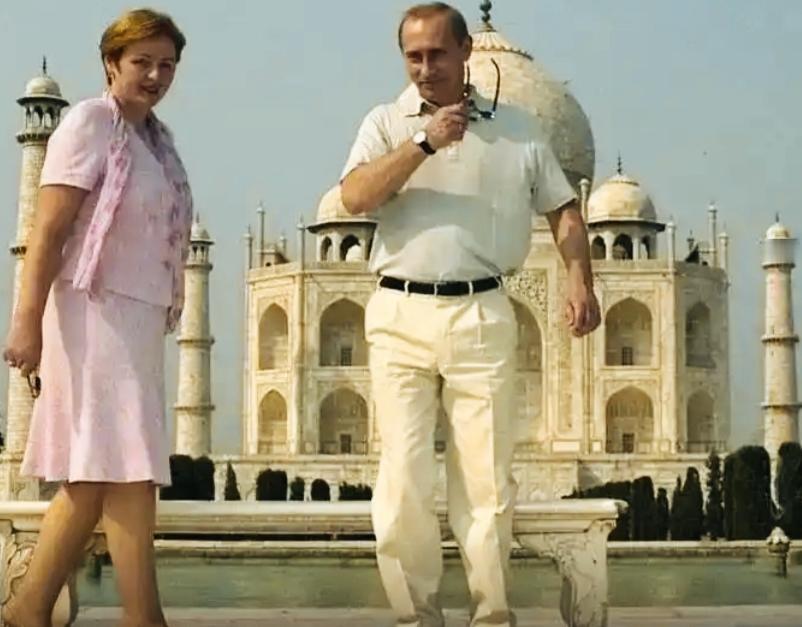 年轻的时候普京是不是特别帅气？
普京和妻子是不是属于郎才女貌？
年轻的普京既帅气