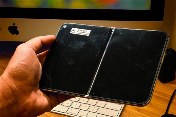 【供应链泄密！苹果首款折叠屏延期：iPhoneUltra明年才能买到】据供应链消