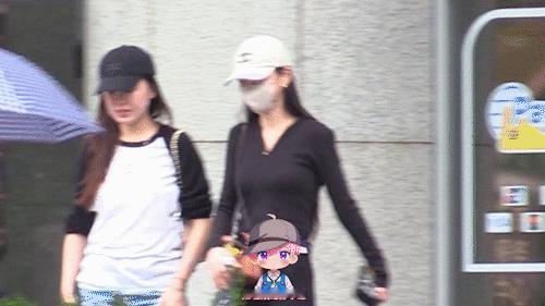 Angelababy带儿子会友街头亲子路透暖意满满，穿搭朴素大方，身材依旧亮眼。