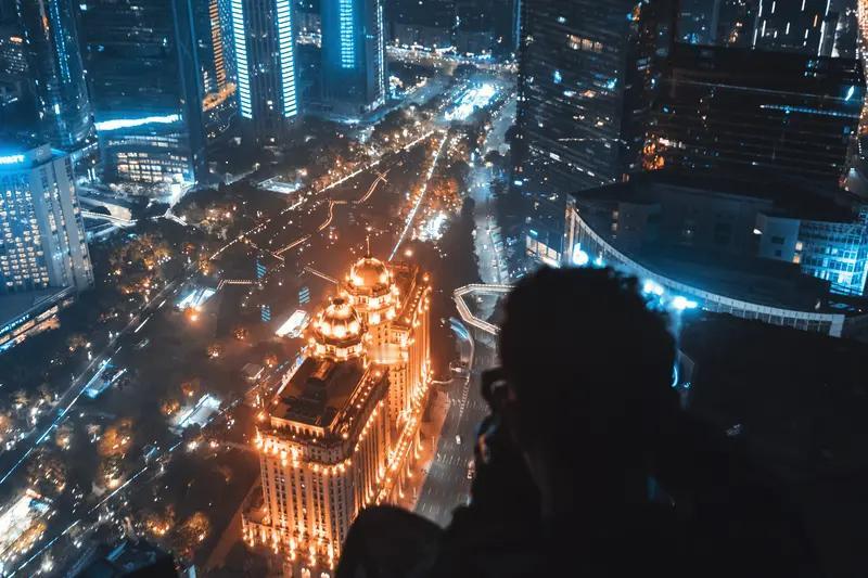 看到“看世界繁华”这个上联，我琢磨着下联得在对仗和意境上呼应。有人对“赏人生精彩