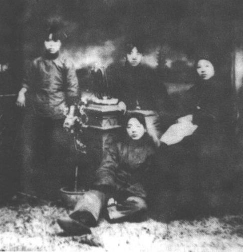 毛泽建(左四)、毛泽覃(前)与友人合影