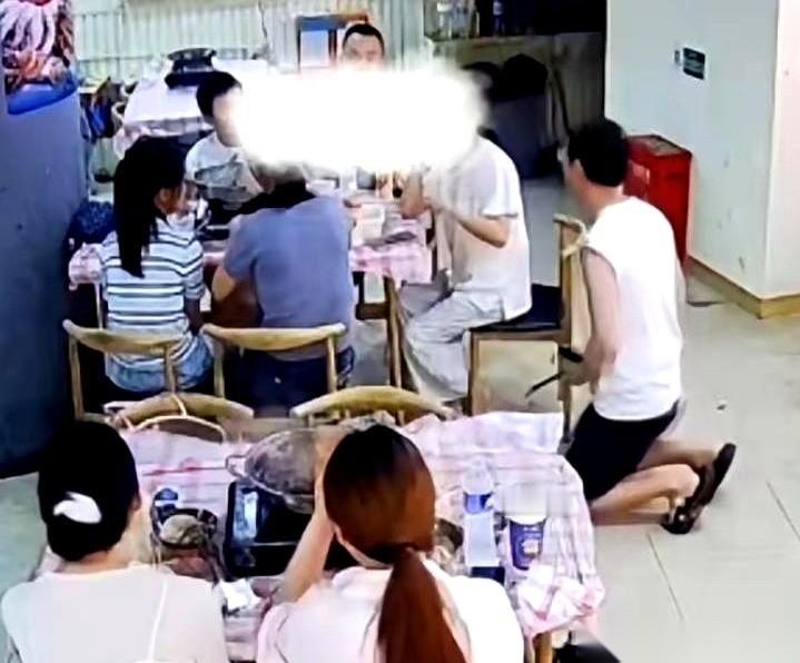 一个开火锅店的大男人，当着满屋子的人，“扑通”一声，跪下了。
不是求饶，不是搞活