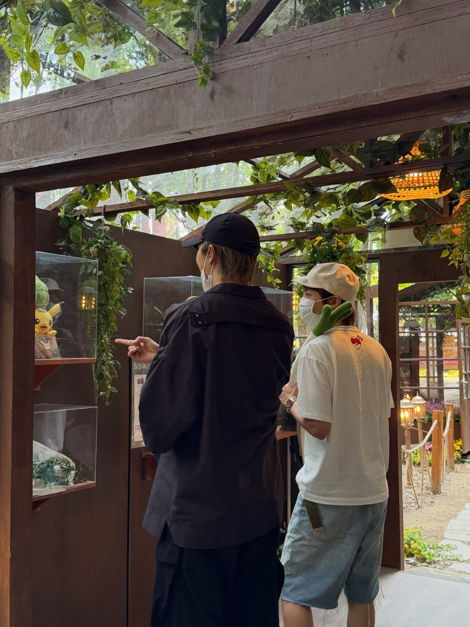 🐨ins更新号锡相关一起去首尔林宝可梦30周年活动以及看演唱会～拿着大葱的小宝