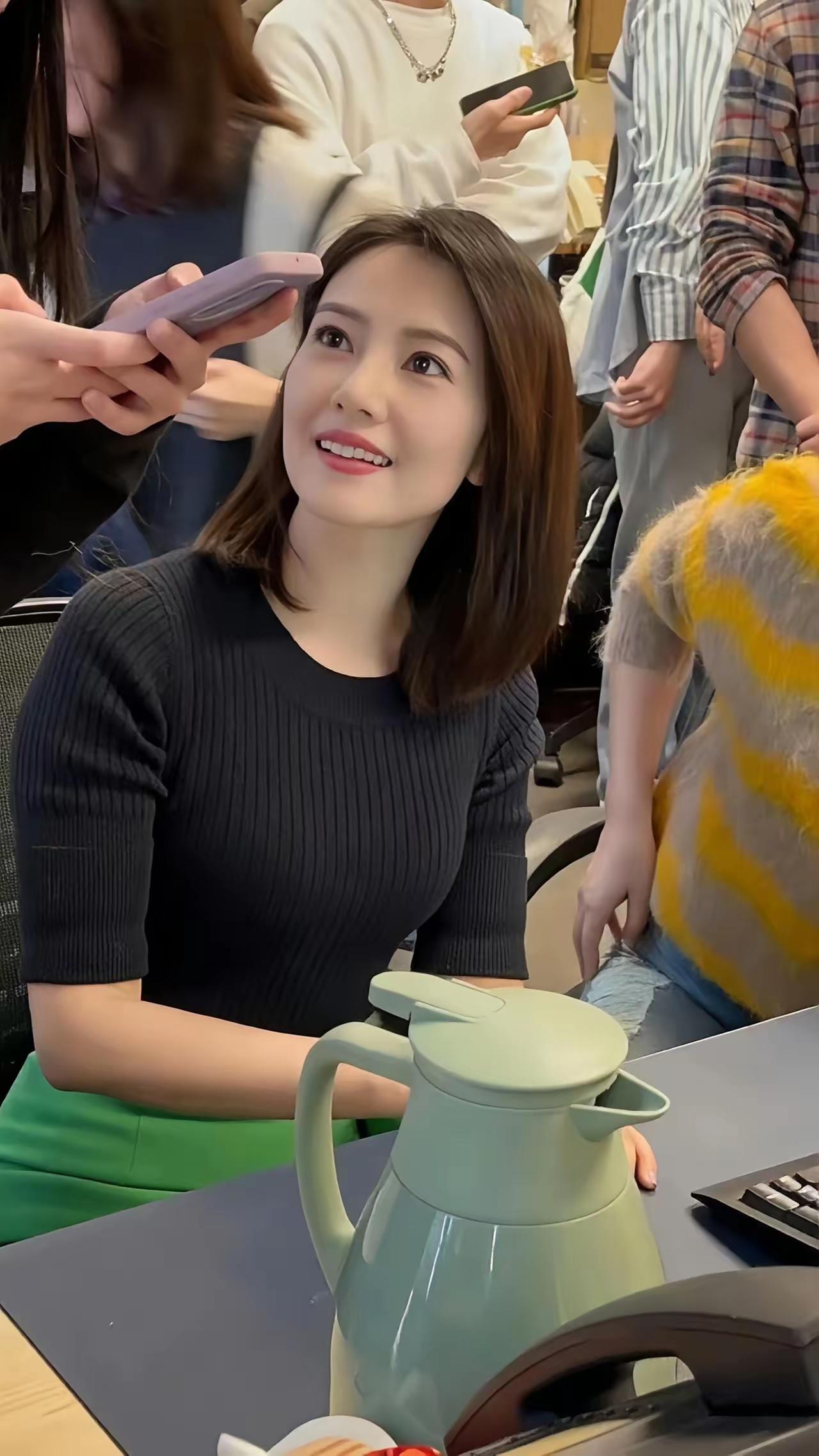 那时候哪有什么美颜相机、玻尿酸，高圆圆往那儿一站，就是活生生的“初恋脸”模板。