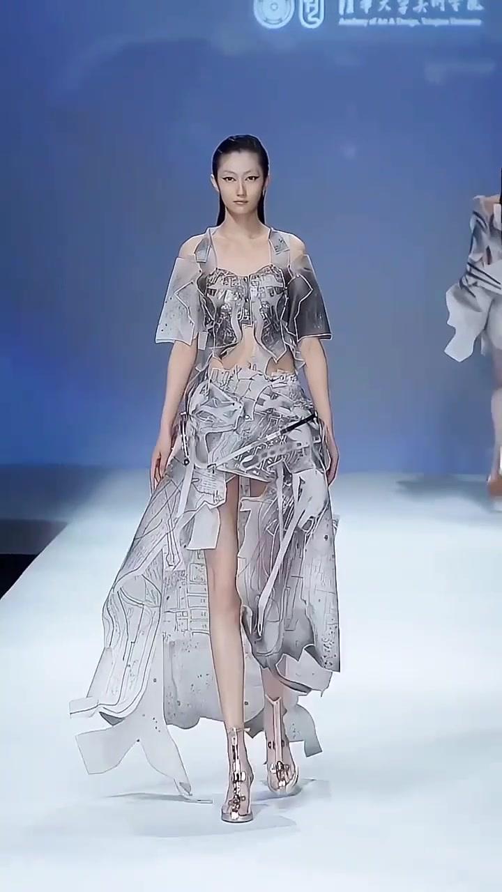 最近几年发生的几件事我们串起来看看。
第一，2021年，清华美院服装系毕业生的时