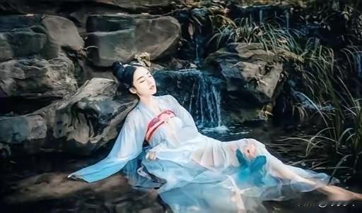 明朝年间，有一个名妓生得十分美貌。14岁那年，老鸨让她第一次接客，她答应了，但是