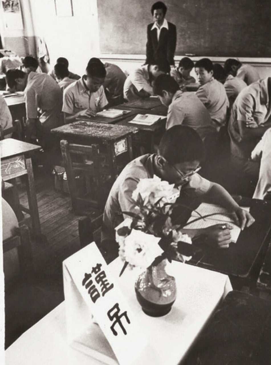 【来自投稿】教室里的空座位。1980年，韩国光州图1：疑似光州市东新中学，朴基贤