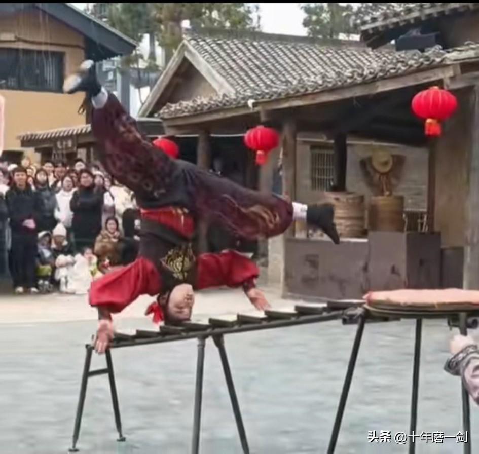 倒立头部，撞击移动上下楼梯自由，上下弹跳移动，保证人人体平衡绝活，两只手的力气很