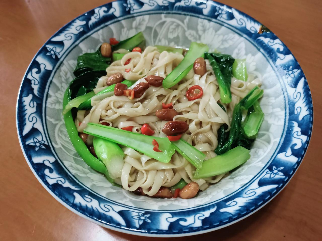 
吃早餐了，今天早上吃苏格兰打卤面，放了点花生米还有青菜和小米辣。
一份简单的早