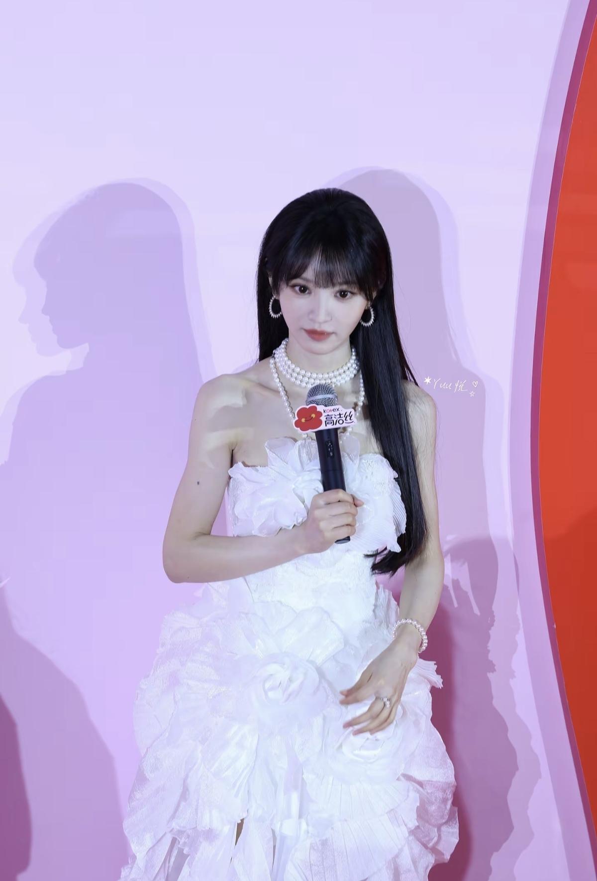 田曦薇｜把春日温柔穿在身上🌷
和粉丝互动的瞬间也太暖了吧[给力]娱乐明星