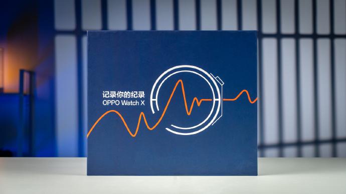 收到OPPO Watch X发布会邀请函，大箱子里装了一套运动装备，速干衣、棒球