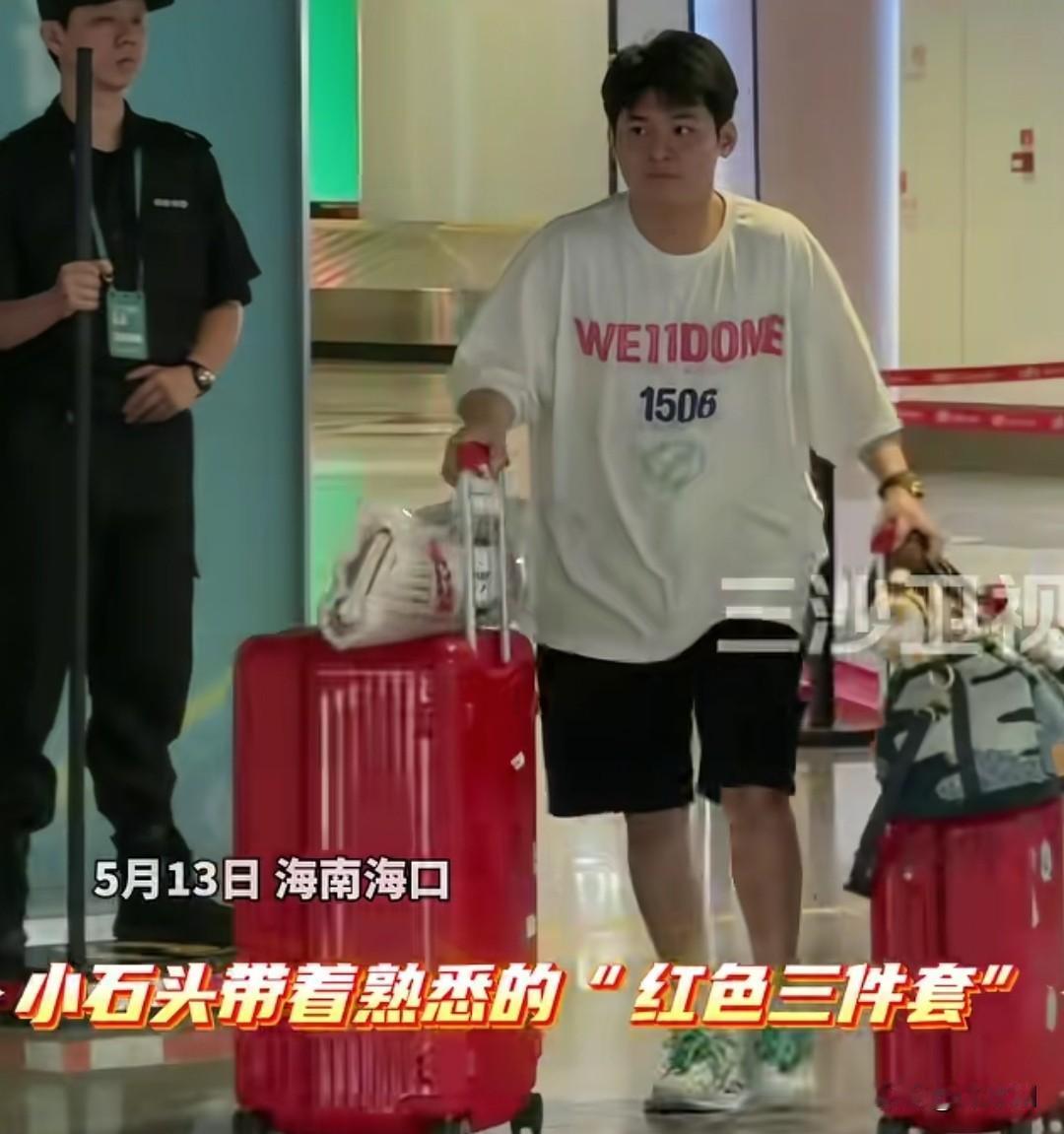 小石头林诗栋回家乡海南了，比赛告一段落，可以好好的陪伴下家人

小石头推着红色行