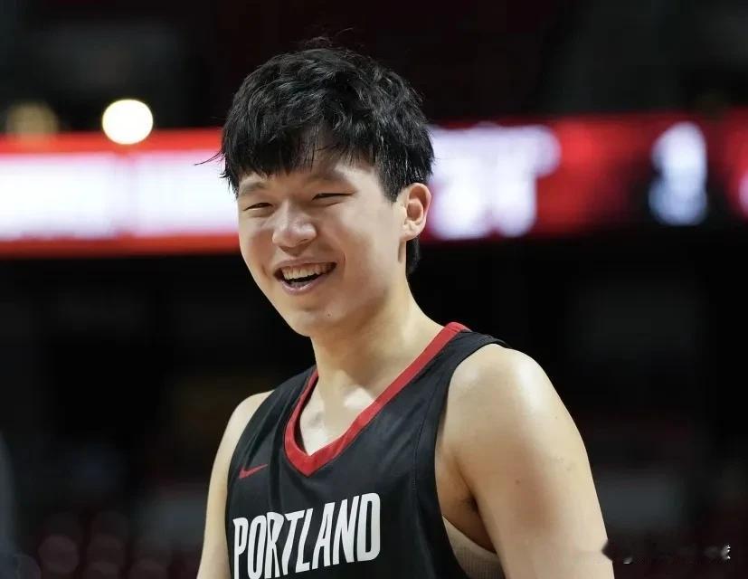 训练有效！NBA常规赛已经进入倒计时，近日波特兰开拓者队组织开展训练营，在球队公