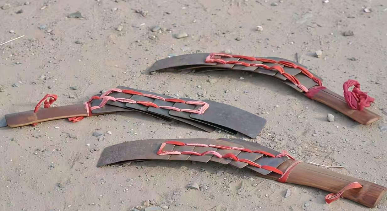 曾几何时，街头巷尾都有补锅匠的身影，他们用灵巧的双手修补着破碎的锅碗瓢盆。
如今