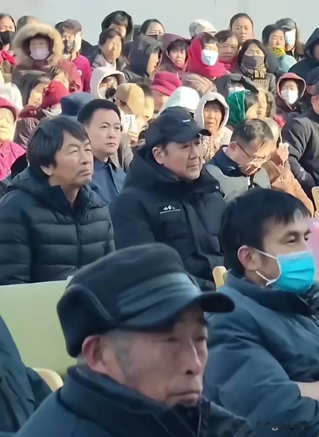 张国立、刘震云在南乐听河南豫剧～～～～也就是两个普通老头……刘震云长得像大妈，张