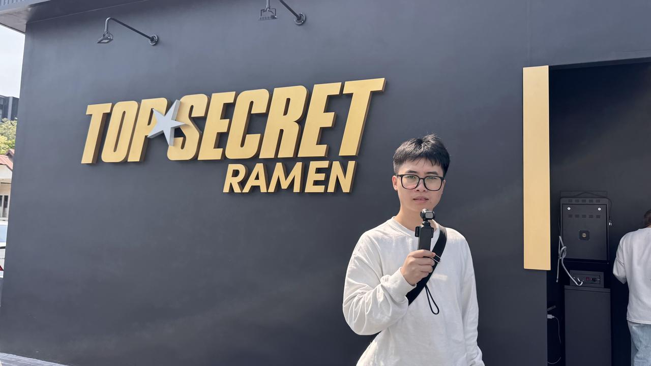 来泰国找些改装的配色灵感
找到一家黑金色主题的门店
停车场是全JDM风格，很容易