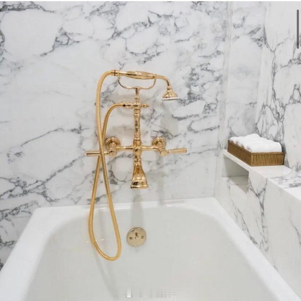 特朗普改建白宫上瘾，林肯浴室变身金灿灿，还说新风格符合林肯时代的风格，专家说没这