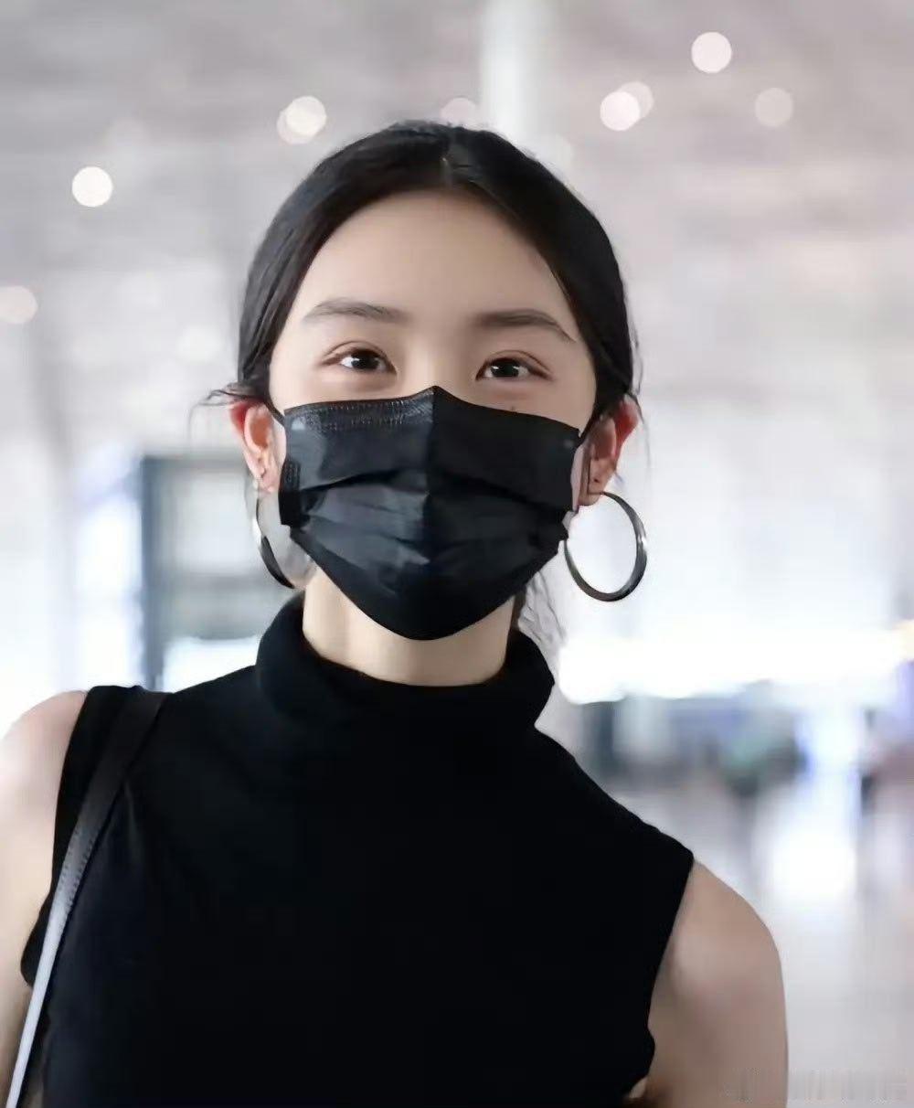 黄多多龙珠耳钉  素雅穿搭搭配精致龙珠耳钉，温婉大方，少女文艺气质格外亮眼。 