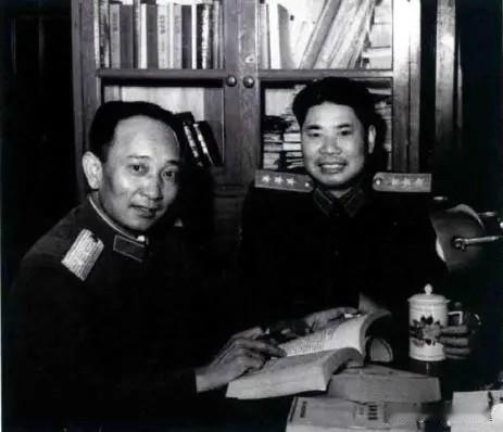 1956年，在南京军事学院战役系，开国中将孙继先（时任战役系副主任）与开国上将杨