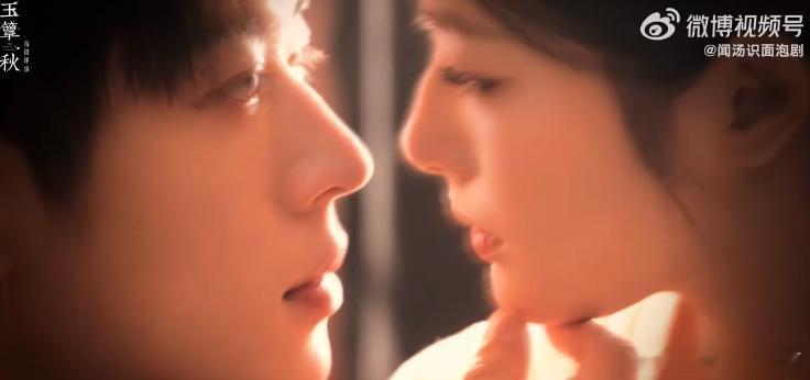 丞磊徐若晗坐腿吻戏谁发现叶平君亲亲时睁着眼👀！说好虞五少是高冷上位者，怎么吻得