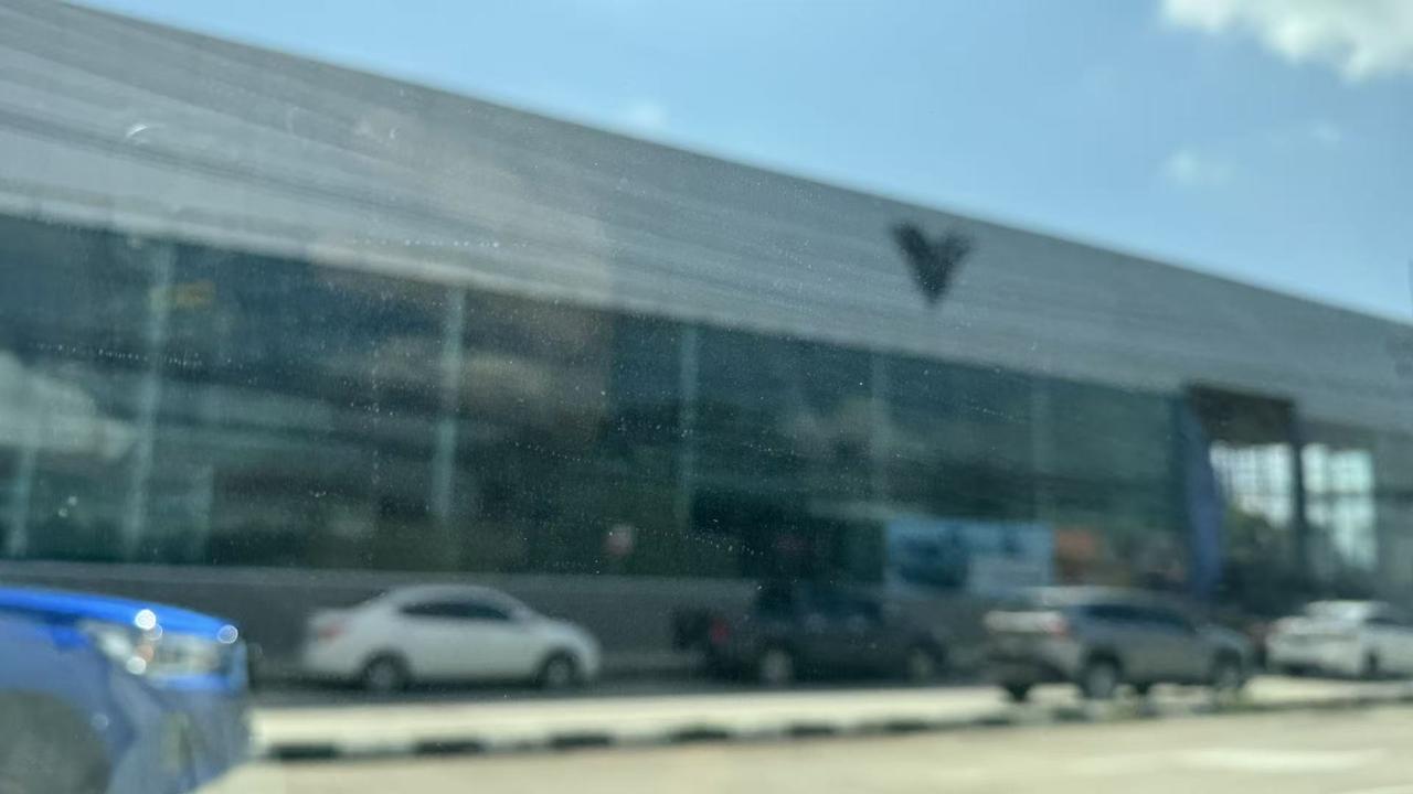 曾经泰国纯电销冠的哪吒
在泰国依旧遍地有4s店，哪吒V展车依然能看到
但这个月开